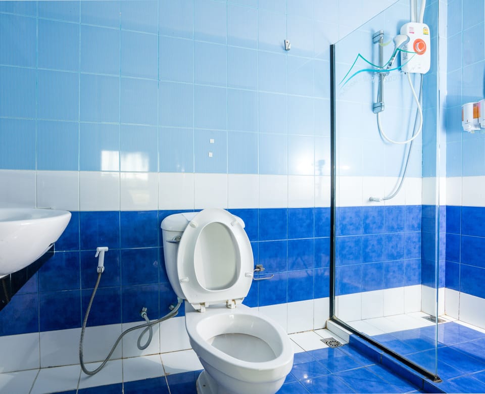 Standard Room | Bathroom | Shower, free toiletries, towels