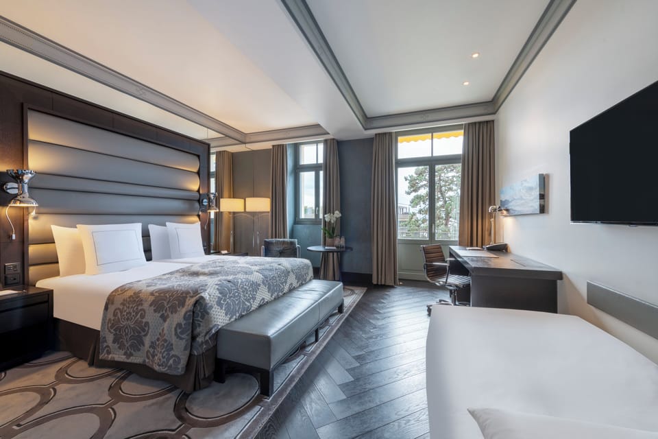 Executive Room (Savoy) | Living area | 50-cm LCD TV with cable channels, TV
