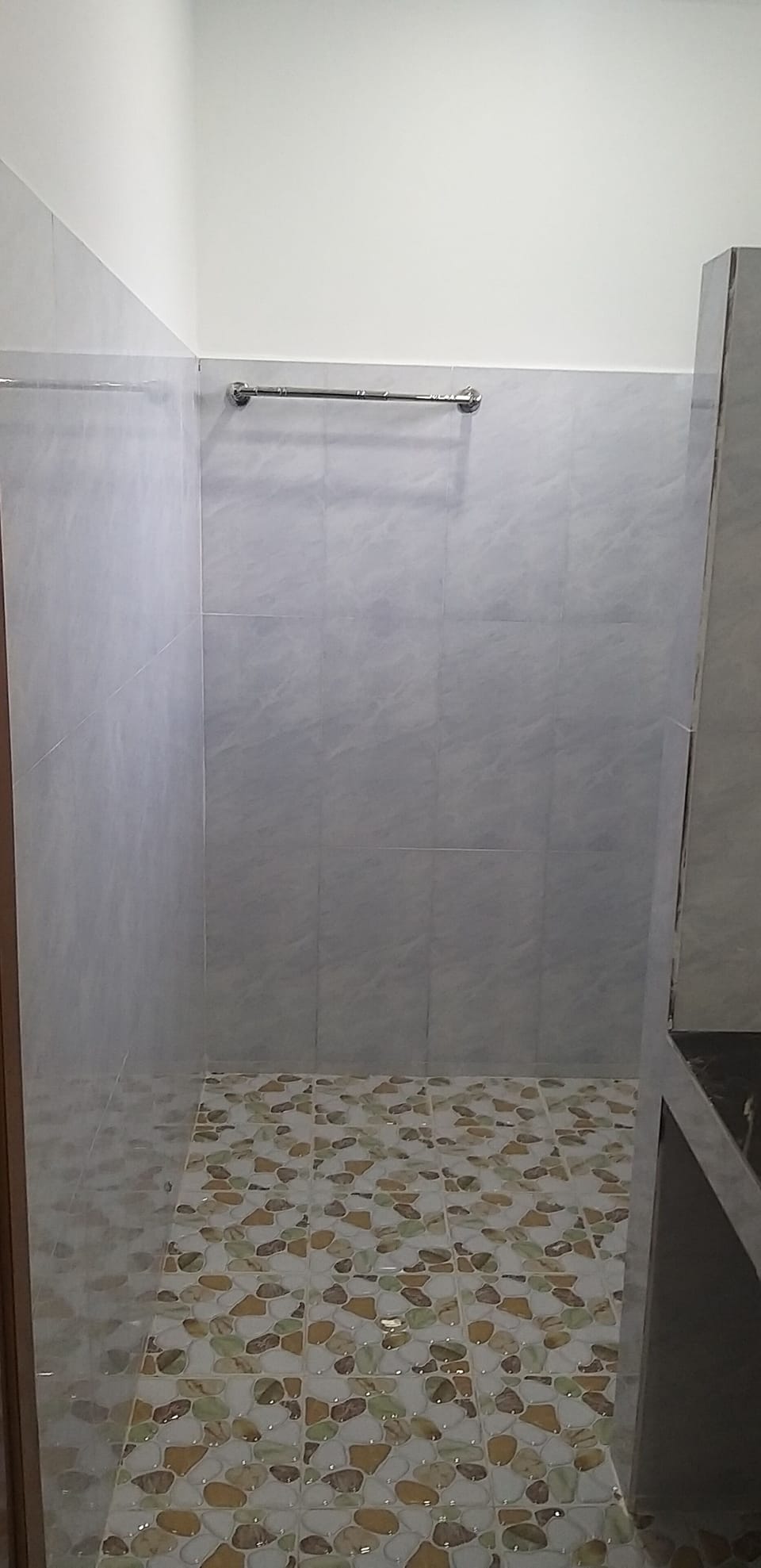 Shower, free toiletries, towels