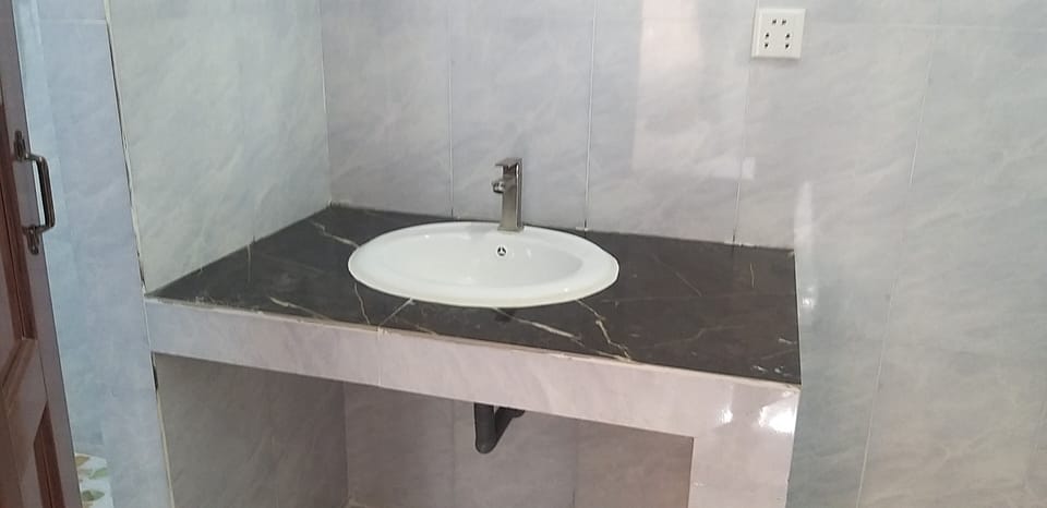 Shower, free toiletries, towels