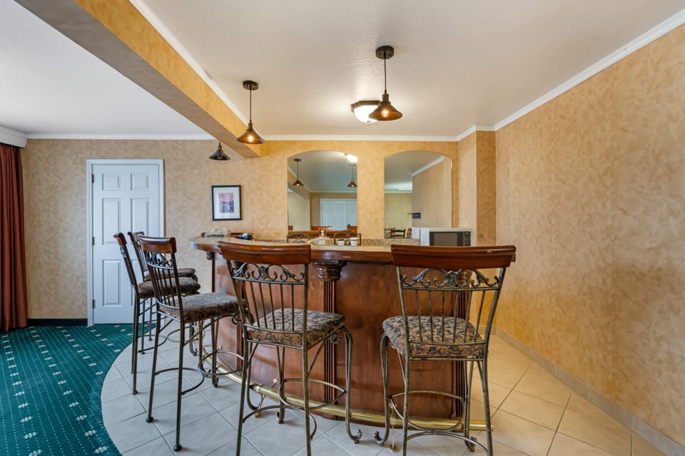 Presidential Suite | Private kitchenette | Mini-fridge, microwave