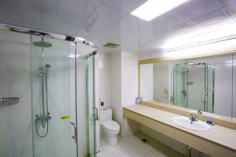 Deluxe Queen or Twin Room  | Bathroom | Shower, free toiletries, hair dryer, slippers