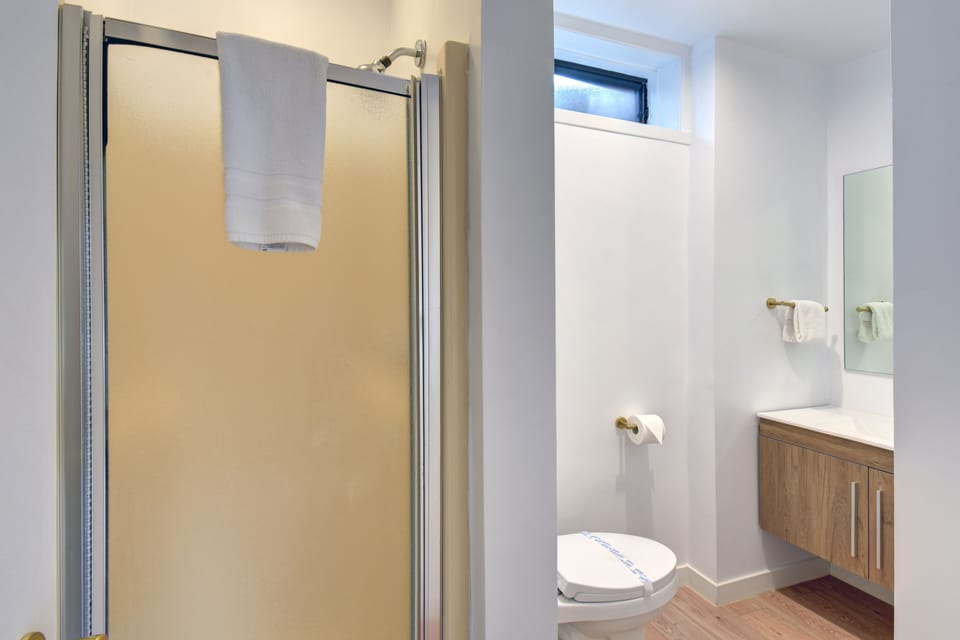 Superior Room, 1 Queen Bed, Hot Tub | Bathroom | Free toiletries, hair dryer, soap, shampoo
