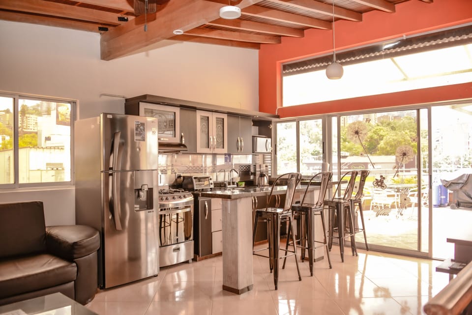 Penthouse, 3 Bedrooms, Hot Tub (1 King and 2 Queen Beds) | In-room dining