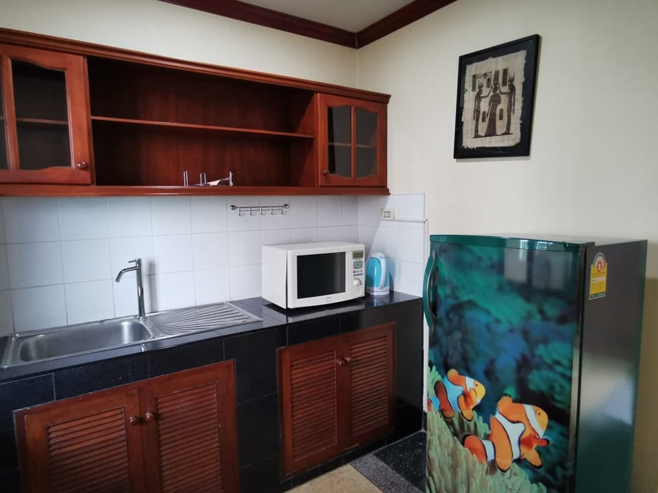 Family Room | Private kitchen | Fridge, eco-friendly cleaning products, reusable coffee/tea filters