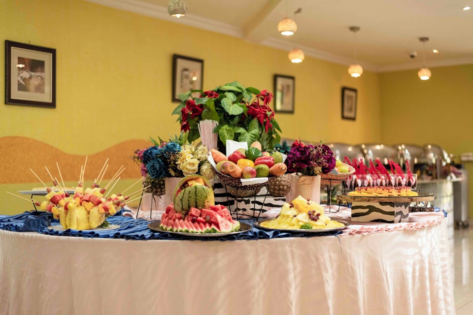 3 restaurants; breakfast, lunch, and dinner served