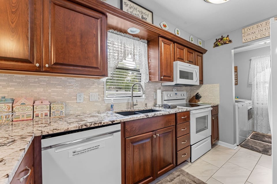 Condo, 2 Bedrooms | Private kitchen | Fridge, microwave, oven, coffee/tea maker