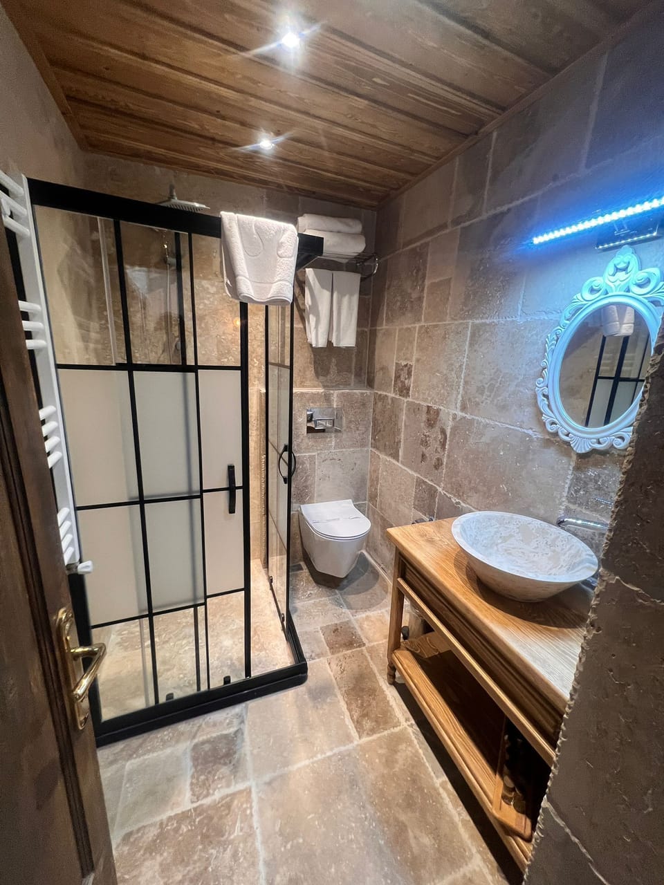 Deluxe Room | Bathroom | Free toiletries, hair dryer, bathrobes, slippers