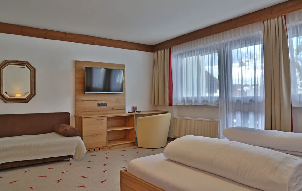 Comfort Quadruple Room | In-room safe, desk, free WiFi, bed sheets