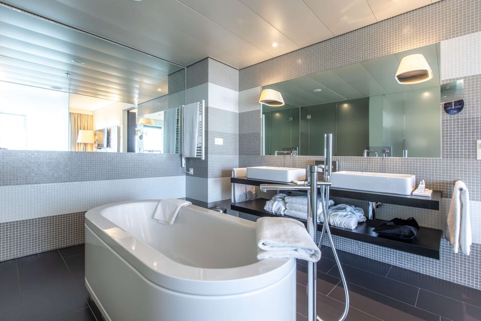 Design Suite (Airfield View) | Bathroom | Combined shower/tub, eco-friendly toiletries, hair dryer, towels