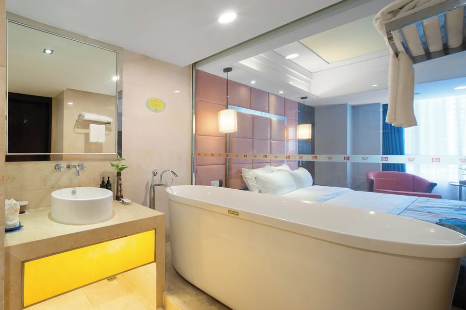 Family Suite, 2 Bedrooms, 2 Bathrooms | Bathroom | Separate tub and shower, rainfall showerhead, free toiletries