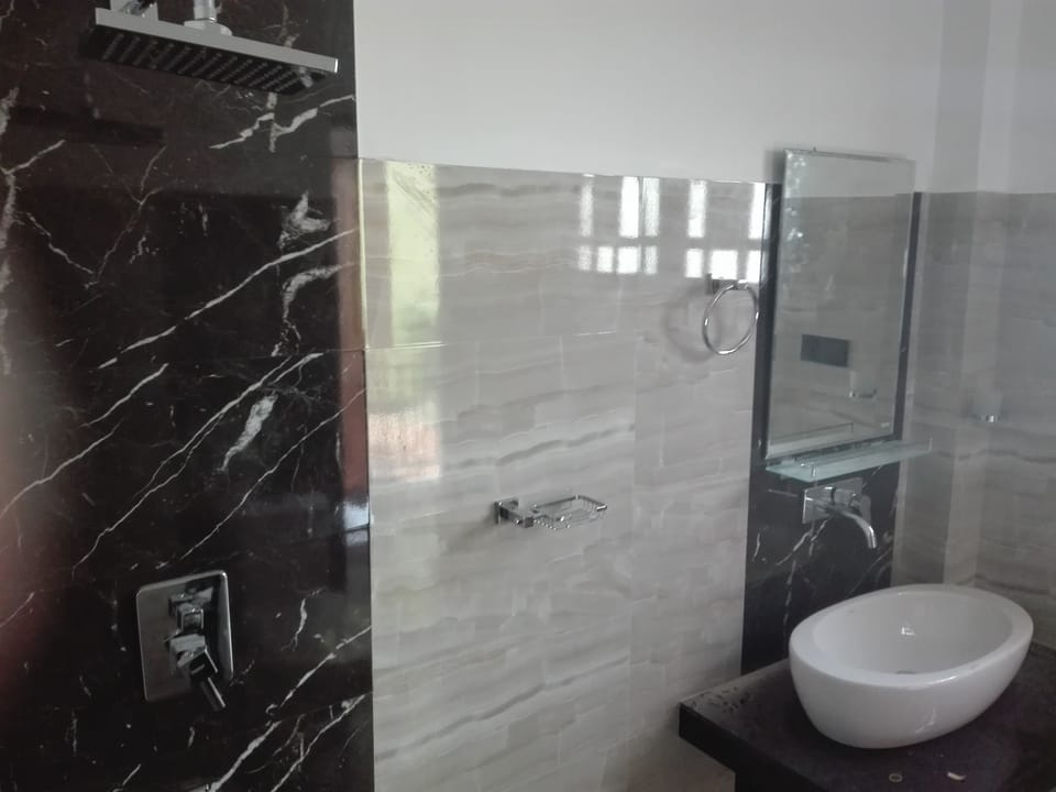 Shower, free toiletries, slippers, bidet