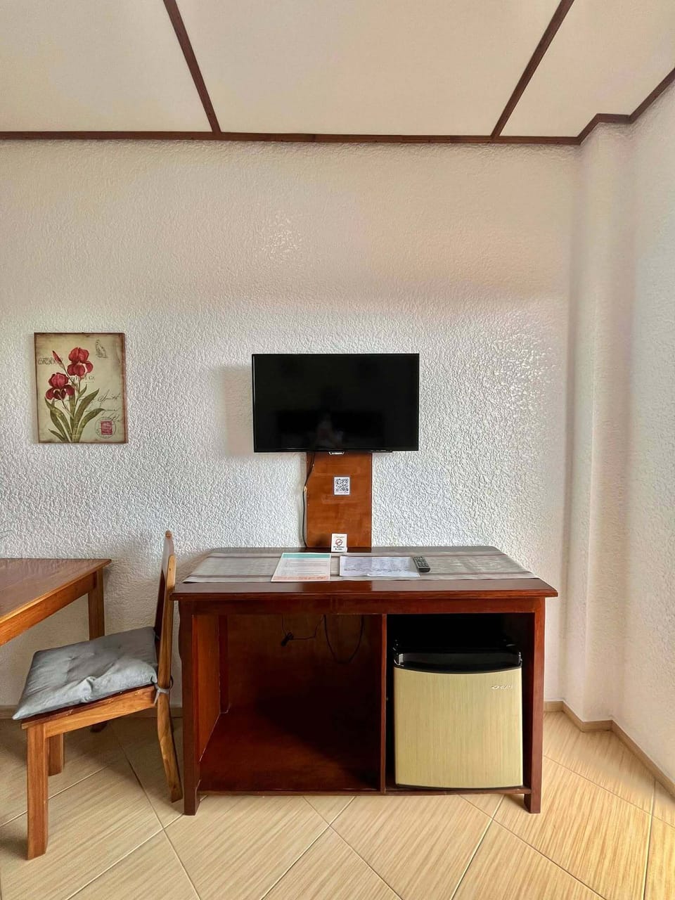 Queen Room Deluxe | Living area | 32-inch flat-screen TV with cable channels, TV, table tennis