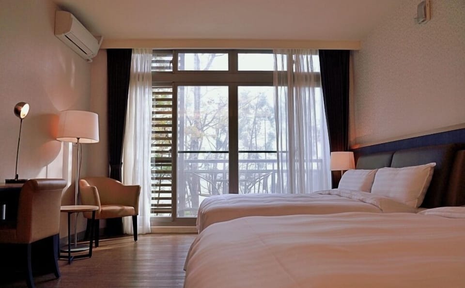 Family Room | Minibar, desk, blackout drapes, soundproofing