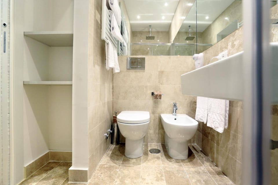 Classic Double or Twin Room | Bathroom | Shower, free toiletries, hair dryer, bidet