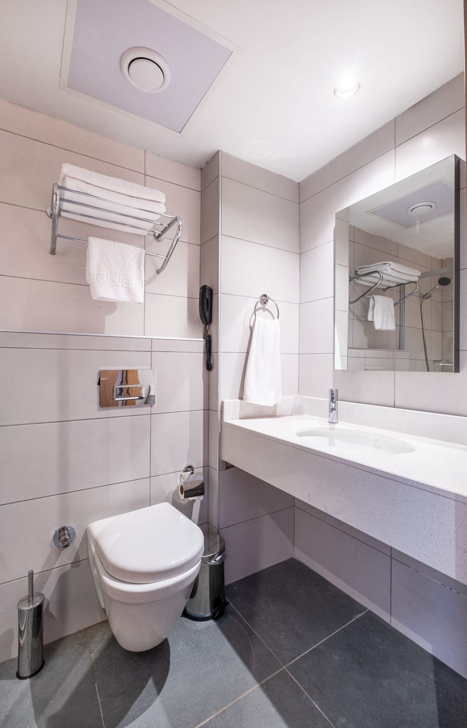 Basic Room | Bathroom | Shower, free toiletries, hair dryer, slippers