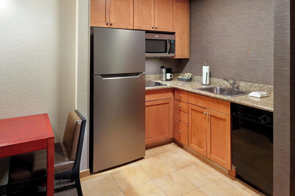 Coffee/tea maker, full-size fridge, microwave, stovetop