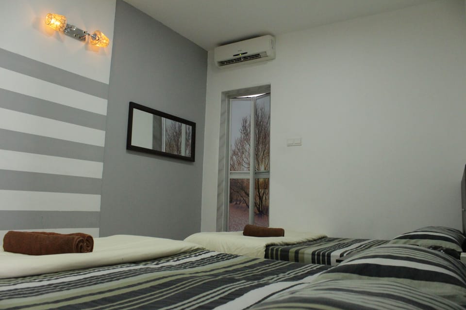 Executive Room, Private Bathroom | Desk, iron/ironing board, free WiFi