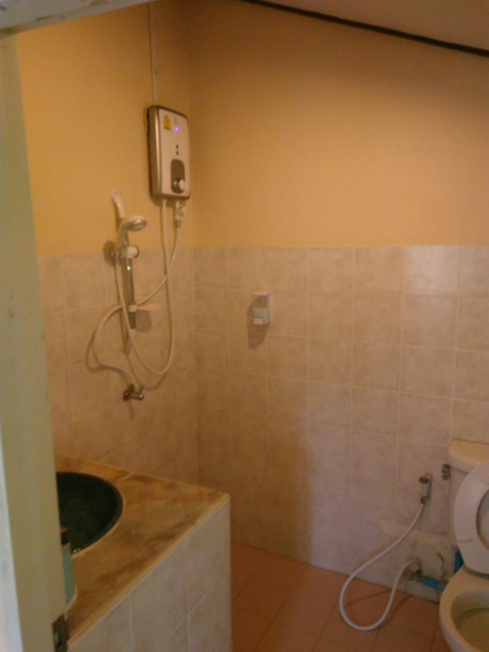 Shower, free toiletries, towels
