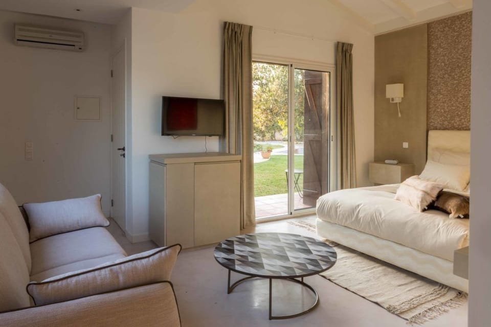 Junior Suite | Premium bedding, minibar, individually decorated, individually furnished