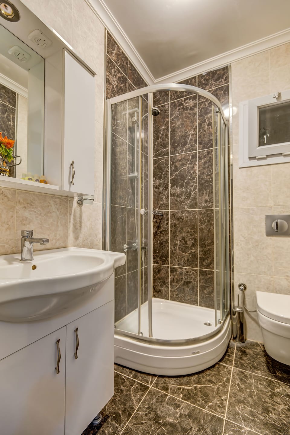 Deluxe Room | Bathroom | Shower, free toiletries, hair dryer, slippers