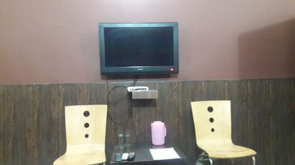 Exclusive Double Room, 1 Queen Bed, Accessible, Smoking | In-room safe, rollaway beds, free WiFi