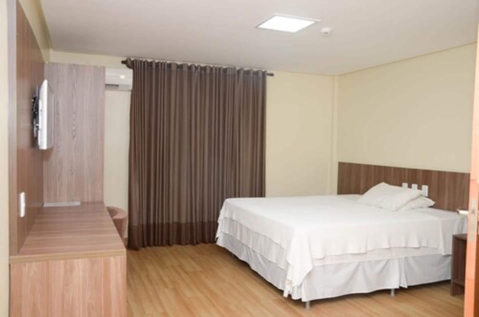 Deluxe Double Room | Minibar, desk, blackout drapes, iron/ironing board