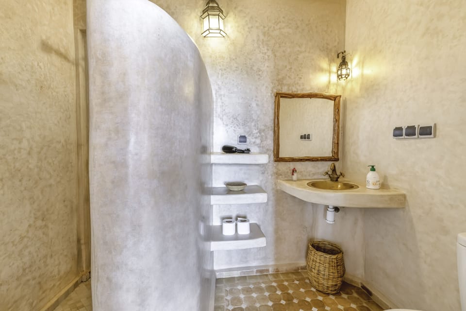Deluxe Double Room, Ocean View (N° 3) | Bathroom | Shower, rainfall showerhead, free toiletries, hair dryer