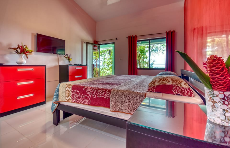 12 RED ROOM King Bed | Desk, laptop workspace, soundproofing, free WiFi
