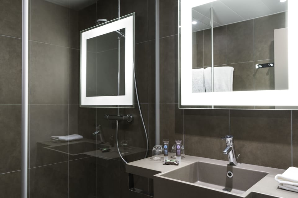 Rainfall showerhead, eco-friendly toiletries, hair dryer, towels