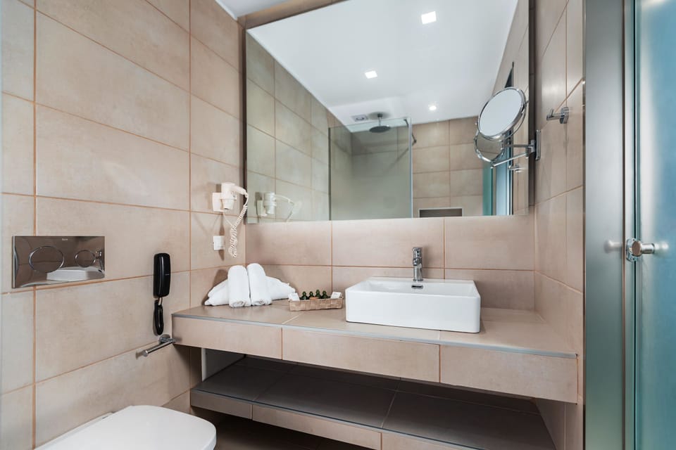 Shower, rainfall showerhead, free toiletries, hair dryer