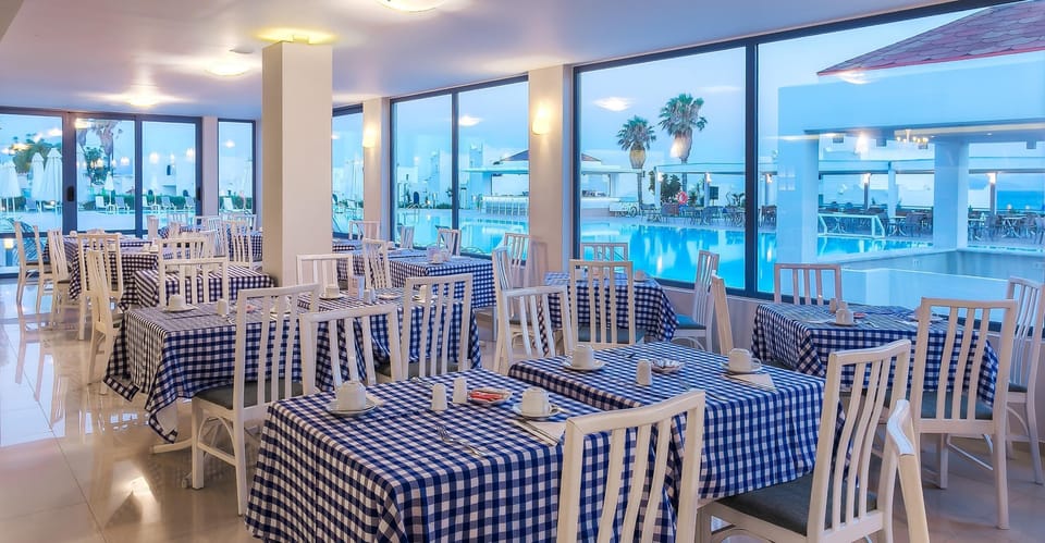 2 restaurants; breakfast, lunch, and dinner served