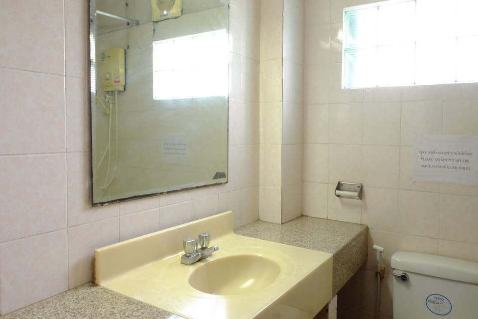 Standard Quadruple Room | Bathroom | Shower, free toiletries, towels