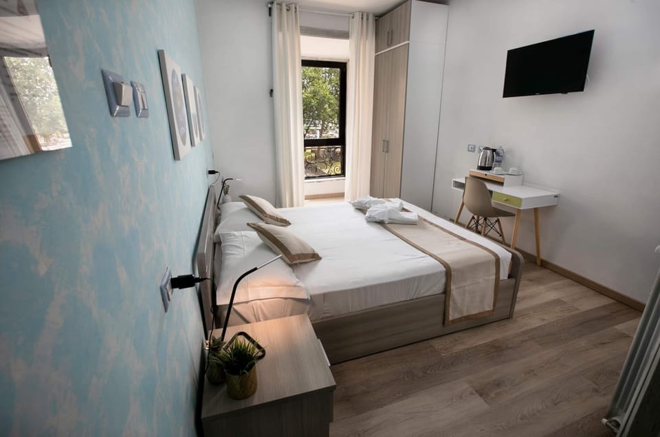 Classic Double Room | Minibar, in-room safe, desk, soundproofing