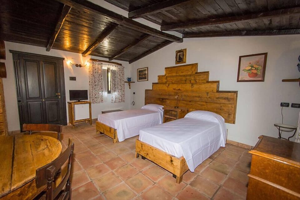 Deluxe Room, Courtyard View, Courtyard Area | 1 bedroom, hypo-allergenic bedding, minibar, individually furnished