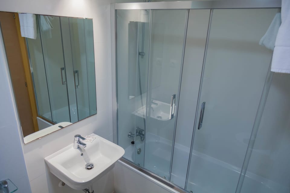 Double or Twin Room, 1 Double or 2 Twin Beds, Balcony | Bathroom | Rainfall showerhead, towels, soap, shampoo