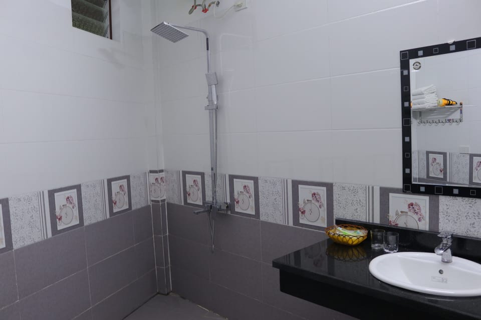 Luxury Quadruple Room, 1 Bedroom, Garden View, Courtyard Area | Bathroom | Shower, free toiletries, hair dryer, slippers