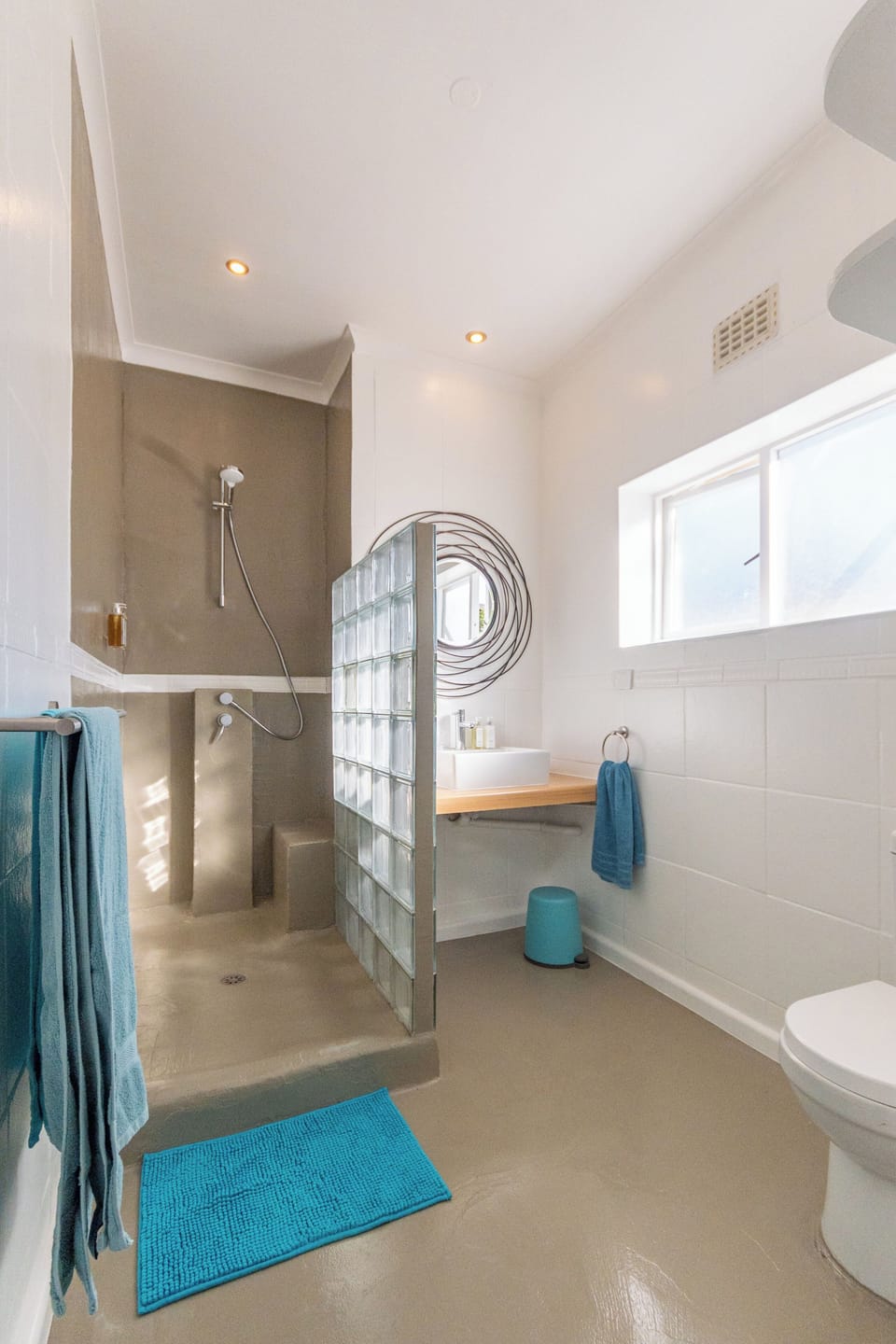 Luxury Double Room | Bathroom | Hair dryer, towels, soap, shampoo