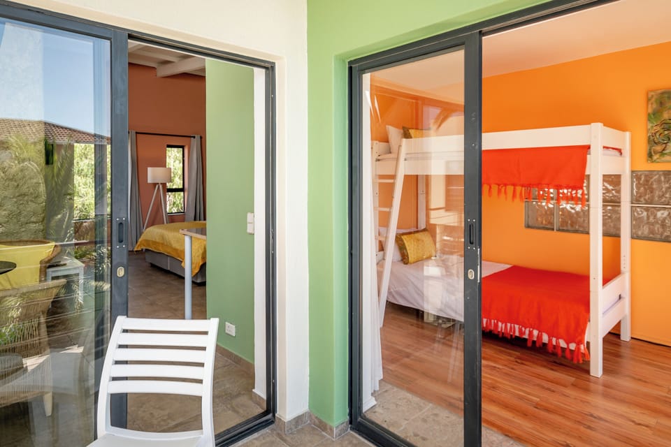 Luxury Room | Free cribs/infant beds, bed sheets
