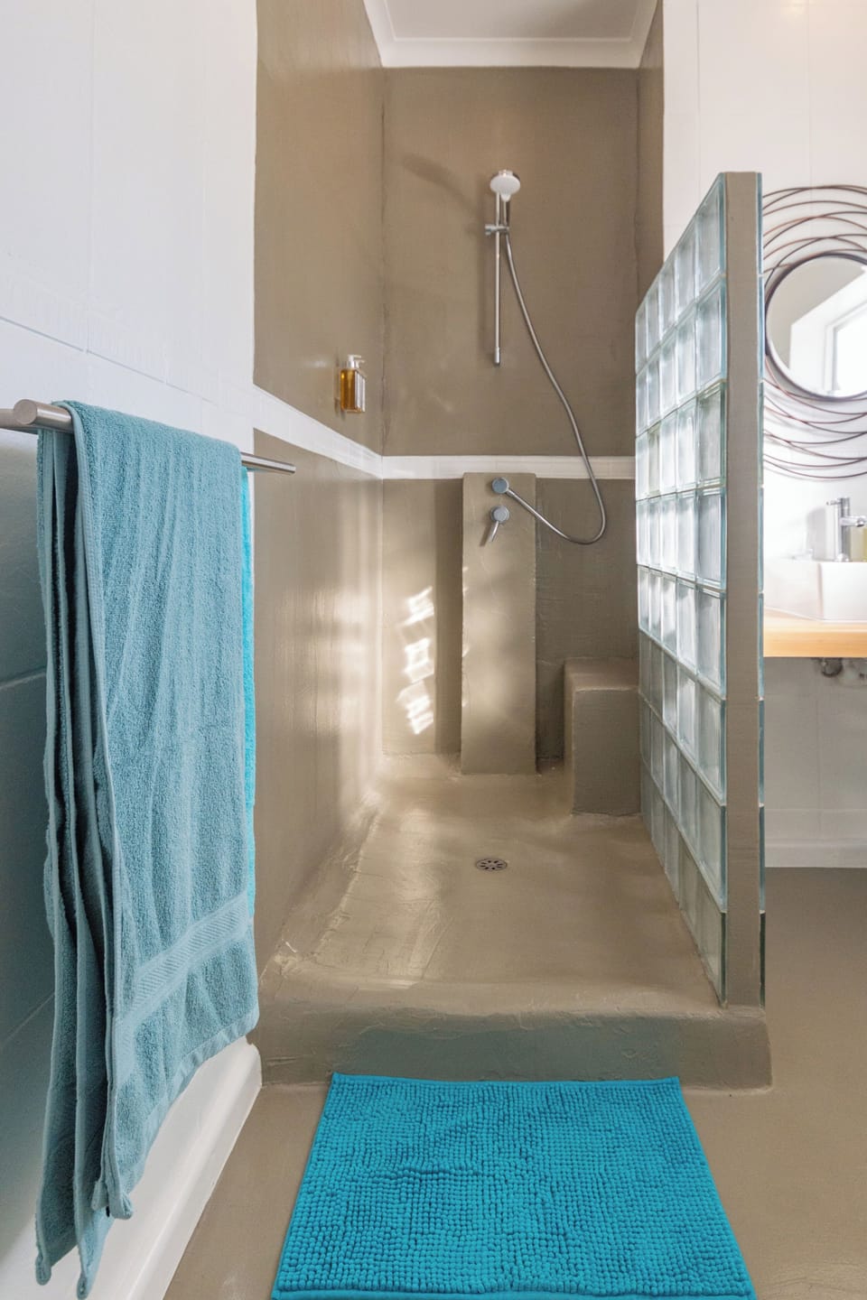 Luxury Double Room | Bathroom | Hair dryer, towels, soap, shampoo