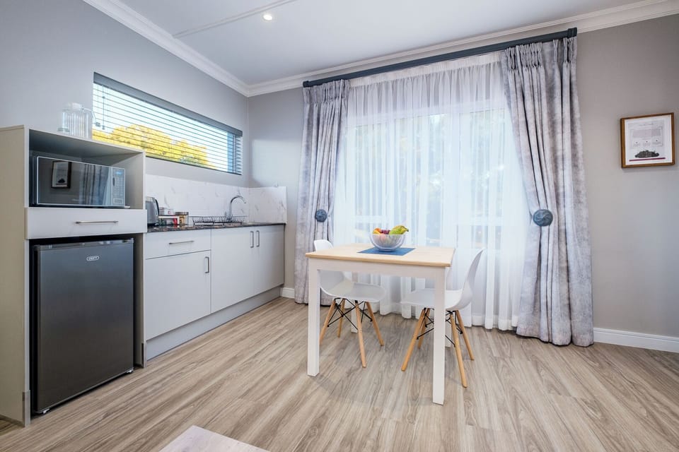 Luxury Double Room | Bathroom | Shower, rainfall showerhead, free toiletries, hair dryer