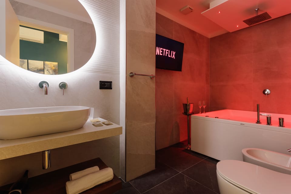 Luxury Studio | Bathroom | Shower, free toiletries, hair dryer, bidet