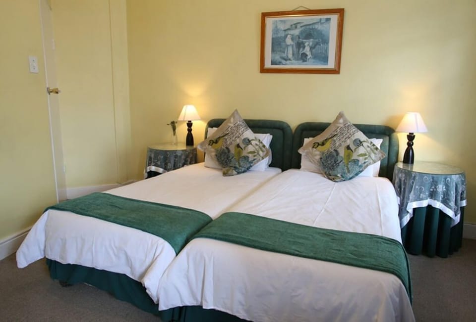 Twin Room | Minibar, in-room safe, desk, iron/ironing board