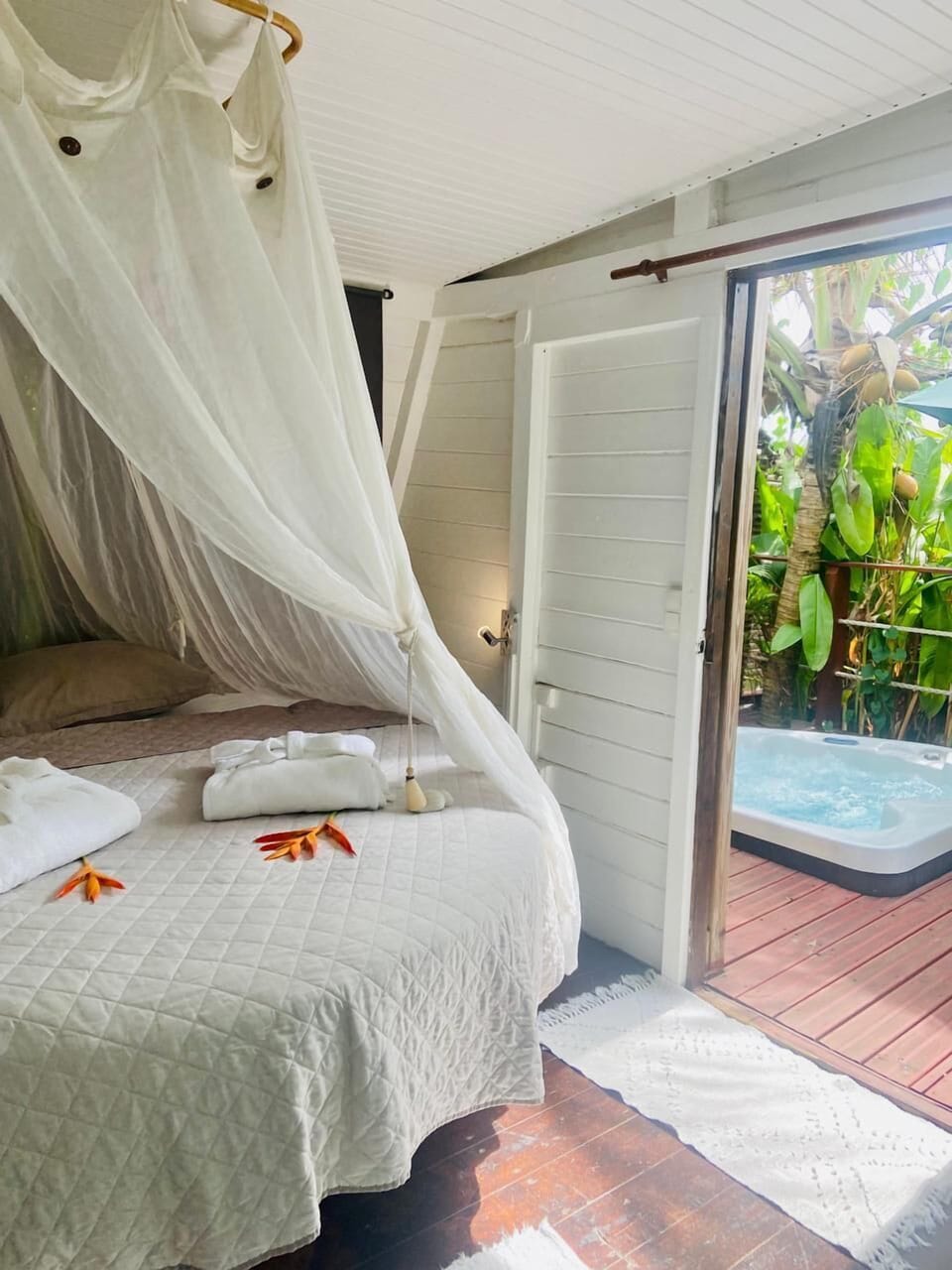 Design Cabin, Ensuite (Cabanon Oparadis) | Hypo-allergenic bedding, minibar, individually decorated, bed sheets