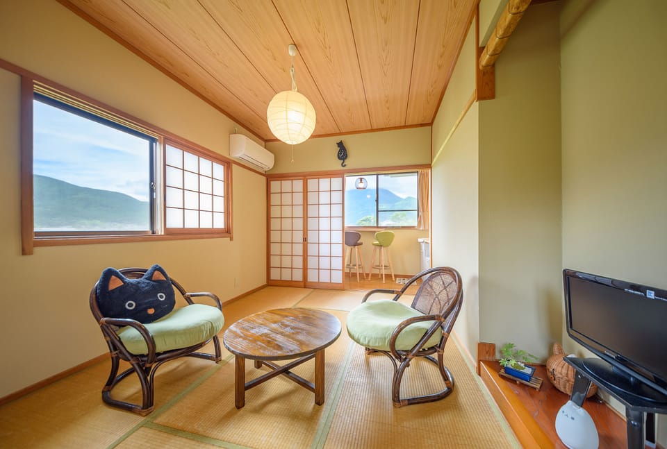 Corner Japanese Room with Shared Bath (Caters to 13years old or older) | WiFi (free)