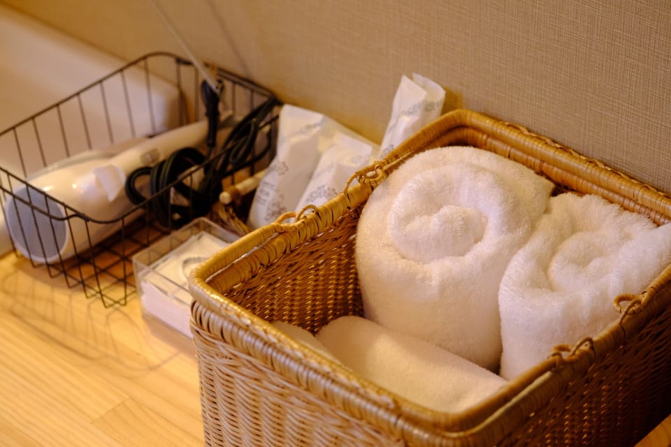 Separate tub and shower, spring water tub, free toiletries, hair dryer