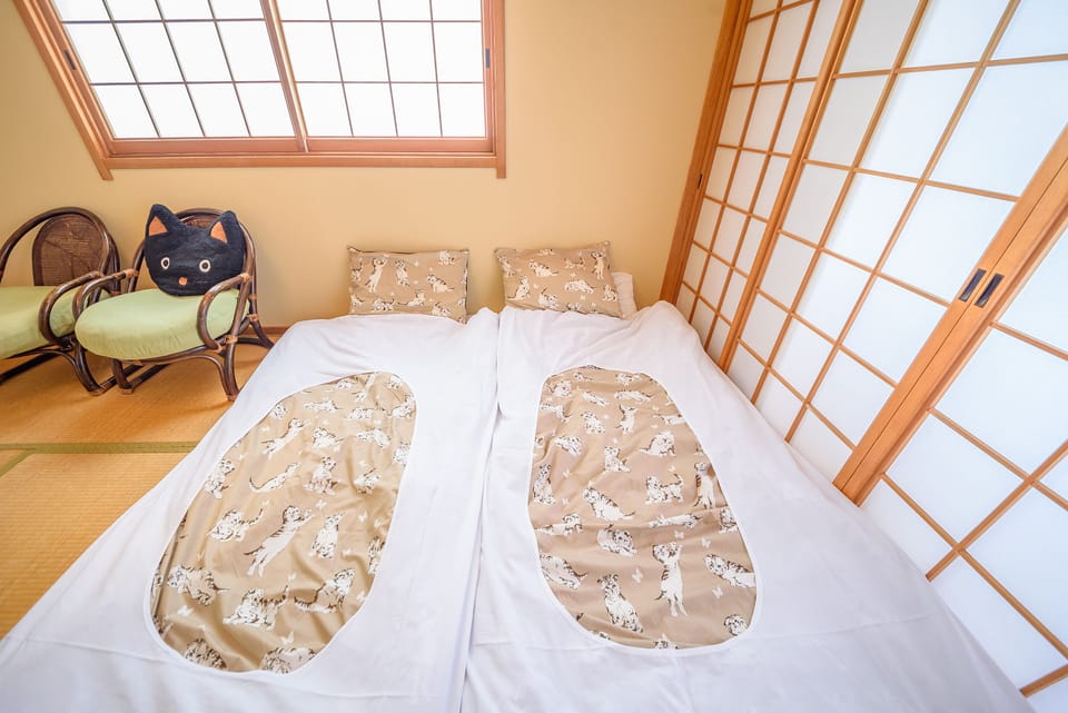 Corner Japanese Room with Shared Bath (Caters to 13years old or older) | WiFi (free)