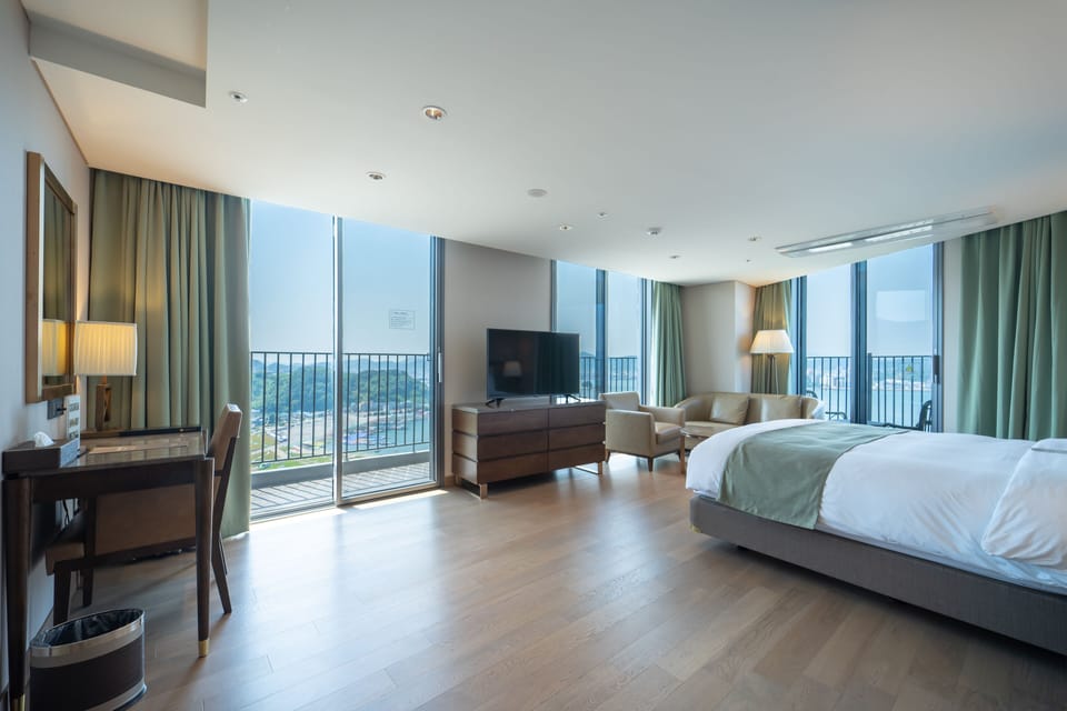 Deluxe Double Room (No cooking) | Blackout drapes, free WiFi, bed sheets