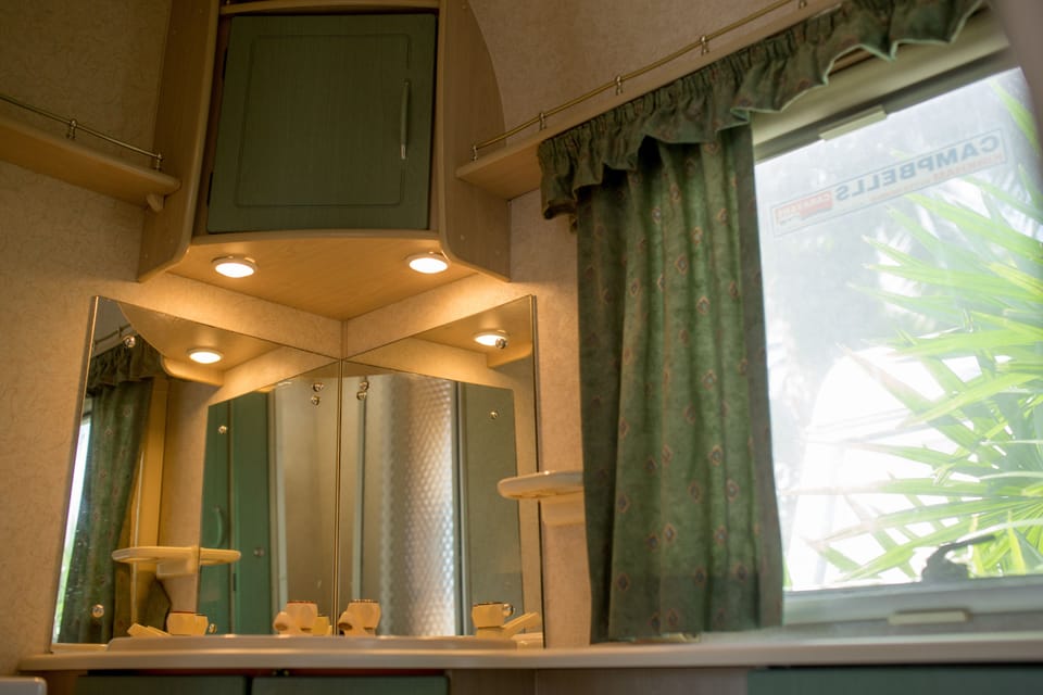Caravan Medium Size | Bathroom | Towels, soap, shampoo, toilet paper