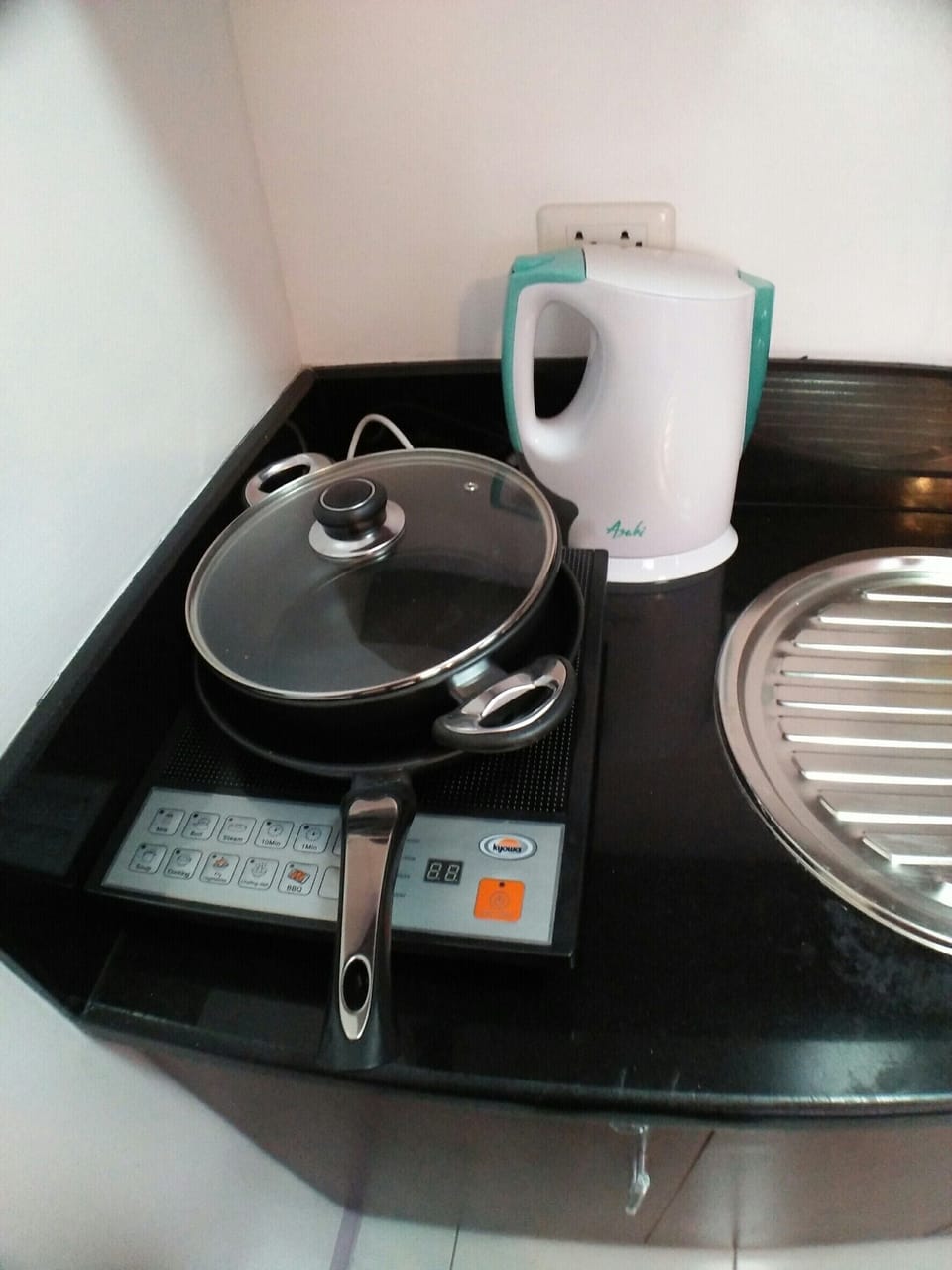 Comfort Double Room, 1 Queen Bed, City View | Private kitchenette | Mini-fridge, microwave, stovetop, electric kettle